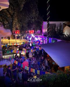 苏克雷La Culta hostal & centro cultural的一群人晚上坐在派对上
