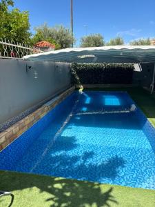 梅克内斯Dar el kebira的庭院里的一个蓝色海水游泳池