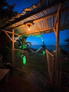 卡诺格布拉达Raio de Sol Residence的凉亭,晚上可欣赏到大海景色
