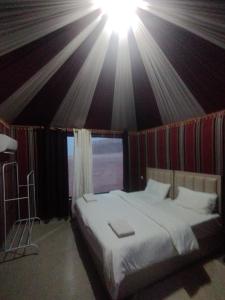 瓦迪拉姆Waid Rum Jordan Jordan的帐篷内一间卧室,配有一张大床