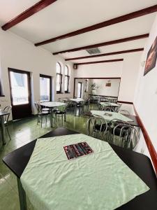 克利默内什蒂Vila Themis的空房,配有桌椅和桌子