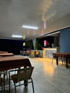 帕莫卡莱Paradise Boutique hotel的一间带桌椅的餐厅和一间酒吧