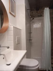 新瓦罗什ZlatAir Twins的一间带水槽、卫生间和淋浴的浴室