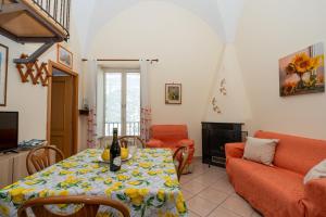 米诺利Casa Maria Vittoria的客厅配有桌子和沙发