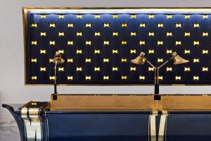 拉斯维加斯Fontainebleau Las Vegas的金色的蓝色床