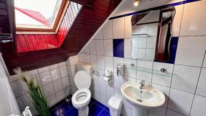 布什泰尼Valea Albă View - SELF CHECK-IN的一间带卫生间和水槽的浴室