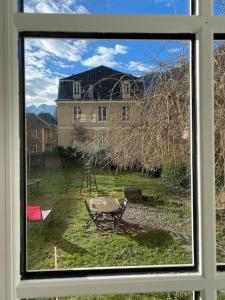 巴涅尔-德吕雄Maison familiale rénovée avec jardin的享有庭院美景的窗户,设有长凳和房屋