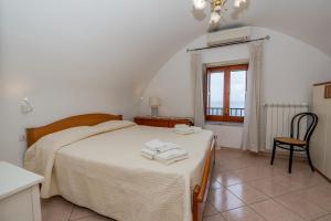 米诺利Casa Maria Vittoria的一间卧室配有带毛巾的床