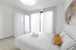 埃拉特New ! 430m Luxury Best Top Class 8-Bdr Exclusive Villa Top Design HEATED Pool Jucuzzi Sauna的白色卧室配有白色的床和绘画作品