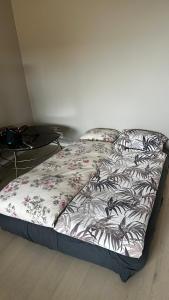 奥斯陆Spacious apartment with free parking的卧室内的一张带被子的床