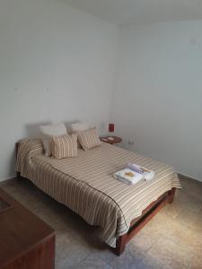 GualeguaychúMilli的卧室内的一张床位,配有两条毛巾