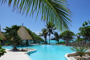 AkaouaneInterContinental Lifou Wadra Bay Resort的海景游泳池