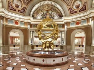 拉斯维加斯The Venetian Resort Las Vegas By Suiteness的大楼中央设有喷泉的大型大堂