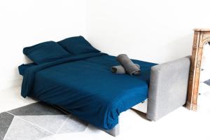 巴黎Luxury Parisian Apartment NOTRE DAME SAINT GERMAIN DES PRES的一张带蓝色棉被和泰迪熊的床