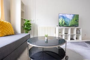 巴黎Luxury Parisian Apartment NOTRE DAME SAINT GERMAIN DES PRES的客厅,沙发前设有玻璃桌