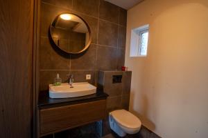欧拉夫斯维克Black pearl的一间带水槽、卫生间和镜子的浴室