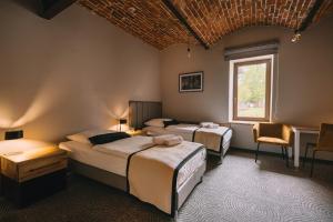 Nowe KramskoDwór Kolesin的一间卧室设有两张床和窗户。