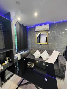 圣但尼Room & Jacuzzi - Stade de France的带沙发和镜子的客厅