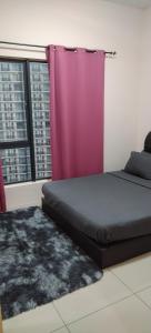 关丹Swiss Garden Resort Residence, studio, sea & pool view, high level unit的一间卧室配有一张床和紫色窗帘