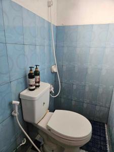 八打雁Mel's Place 2BR Apartment Unit2 in Batangas City的浴室设有卫生间,配有2瓶