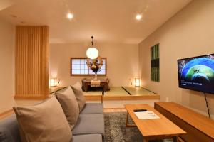 大阪FL House 浪花町的带沙发和电视的客厅