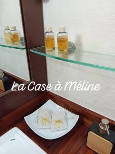 哥西尔La Case à Méline的一张桌子,上面有两条毛巾,上面有两瓶药