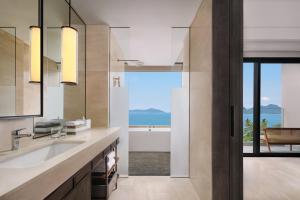 LampungLampung Marriott Resort & Spa的海景浴室