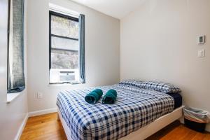 纽约Park Side Living, City Style的一间卧室,床上有两双绿鞋