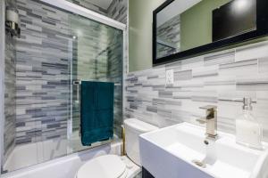 纽约Park Side Living, City Style的一间带水槽、卫生间和镜子的浴室