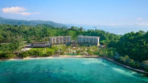 LampungLampung Marriott Resort & Spa的享有度假村和海洋的空中景致