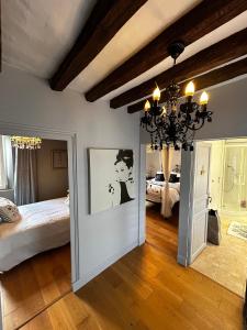 charming 2-bedroom house nestled in the heart of a picturesque French village客房内的一张或多张床位