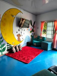 比利亚维哈LUNA DEL DESIERTO TATACOA 2DA SEDE的一间拥有月牙和红色地毯的客厅