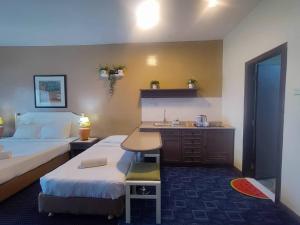 丹绒武雅17 Jazz sweet beachfront resort的酒店客房设有两张床和盥洗盆