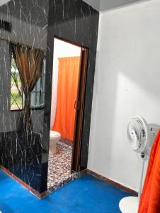 比利亚维哈LUNA DEL DESIERTO TATACOA 2DA SEDE的一间带镜子和卫生间的淋浴的浴室