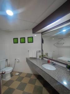 丹绒武雅17 Jazz sweet beachfront resort的一间带水槽、卫生间和镜子的浴室