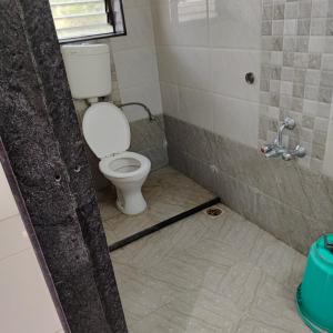 卡希德Vasantam Beach Resort的带淋浴和卫生间的浴室