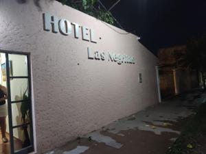 圣奥古斯汀镇Hotel LasNegritas的在酒店旁边的一个标志