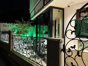 萨拉热窝Halvat Guesthouse的晚上在阳台上设置铁艺围栏