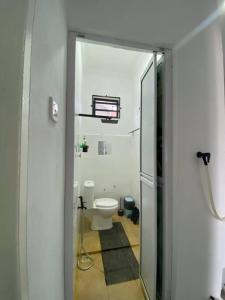 TumpatIzzara Homestay 3Bdr 2Bth的一间位于客房内的白色卫生间的浴室