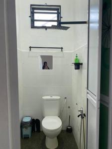 TumpatIzzara Homestay 3Bdr 2Bth的一间带卫生间的浴室和一个拍照的人