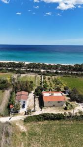 奥罗塞伊Orosei RE - Villa Aurora Rimedia a 50 metri dal mare的海洋旁房子的空中景观