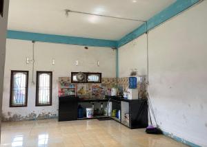 占碑市Steze Guesthouse Syariah Talang Banjar的客房设有带蓝色装饰墙的厨房