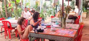 暹粒Relax Resort Angkor Villa的坐在桌子上的一群人