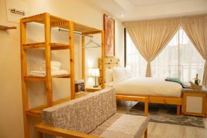 马塞卢Thabeng Hotel & Restaurant的一间卧室设有一张床和一个大窗户