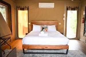 BelairBelair National Park Holiday Park的卧室配有一张位于拖车内的床铺