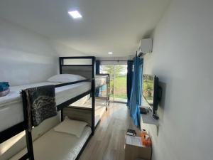 马六甲乐图度假屋的客房设有两张双层床和电视。