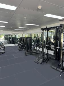 汤斯维尔Belmoral Corporate Suites的健身房,配有各种跑步机和机器