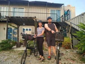 马六甲乐图度假屋的站在自行车旁的男人和女人