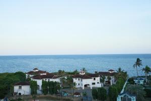 蒙巴萨MOA Nyali Beach Ensuite Rooms with swimming的一群房子在海洋前