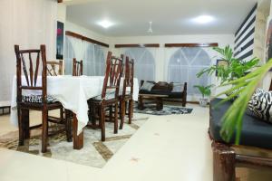 蒙巴萨MOA Nyali Beach Ensuite Rooms with swimming的一间带桌椅的用餐室